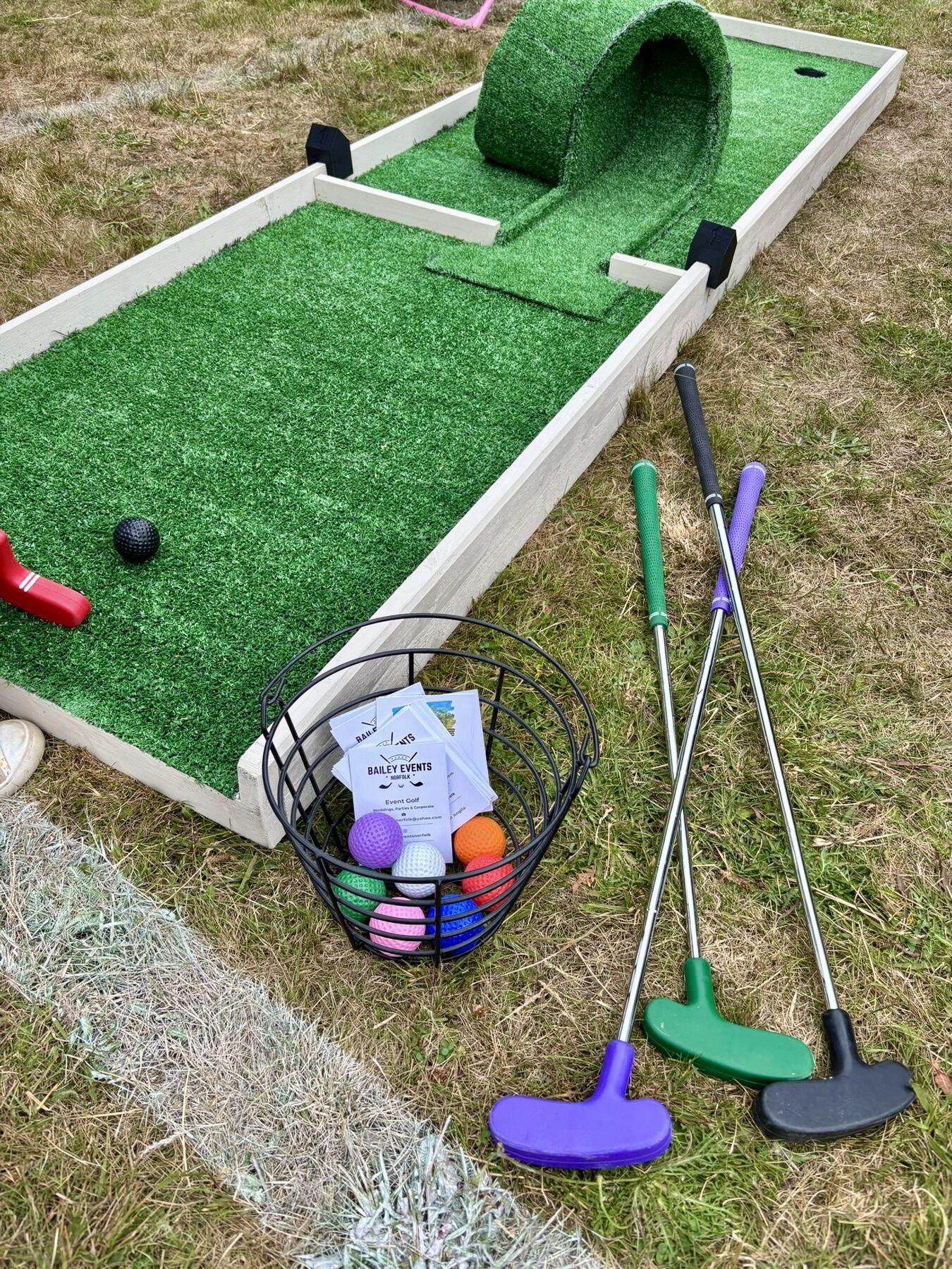 The kit — putters, balls, scorecards